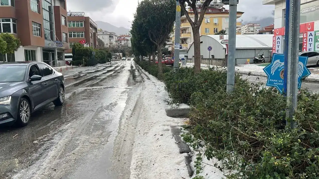 Alanya’da Sarı Kod Sonrası Yollar Göle Döndü! 3